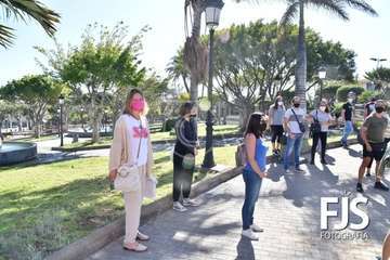 Protesta de los trabajadores del Paco Artiles y encuentro al aire libre con el alcalde en Arnao/TA.